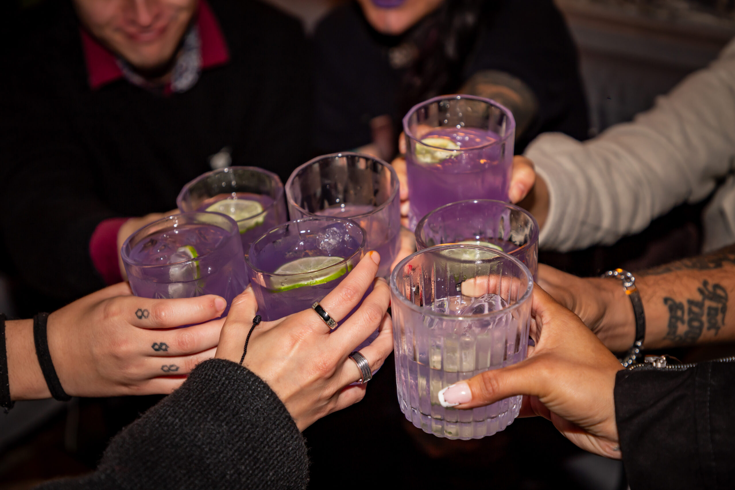 7 personas brindando Arkanna